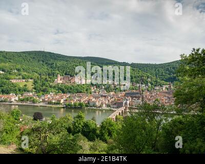 Vue sur la ville et le château de Heidelberg sur le Neckar Rivière Banque D'Images