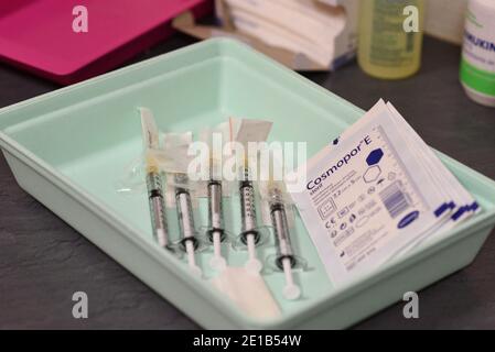 Première vaccination contre le covid à la clinique de la Toussaint à Strasbourg. Les patients et les travailleurs de la santé reçoivent le vaccin Comirnaty de Pfizer Biontech. Ces injections sont faites dans un département de cette clinique du Groupe hospitalier Saint-Vincent, un établissement privé d'intérêt collectif et désigné comme site pilote par l'Agence régionale de santé (ARS) Grand est (Agence régionale de santé). 5 janvier 2021, à Strasbourg Nord-est de la France.photo de Nicolas Roses/ABACAPRESS.COM Banque D'Images