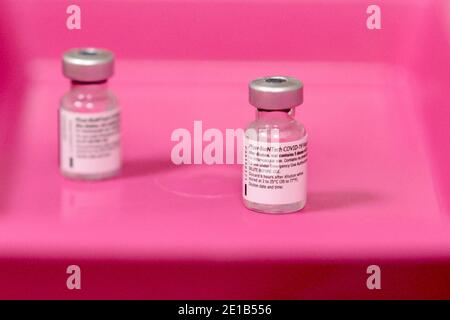 Première vaccination contre le covid à la clinique de la Toussaint à Strasbourg. Les patients et les travailleurs de la santé reçoivent le vaccin Comirnaty de Pfizer Biontech. Ces injections sont faites dans un département de cette clinique du Groupe hospitalier Saint-Vincent, un établissement privé d'intérêt collectif et désigné comme site pilote par l'Agence régionale de santé (ARS) Grand est (Agence régionale de santé). 5 janvier 2021, à Strasbourg Nord-est de la France.photo de Nicolas Roses/ABACAPRESS.COM Banque D'Images