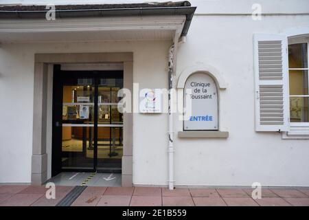 Première vaccination contre le covid à la clinique de la Toussaint à Strasbourg. Les patients et les travailleurs de la santé reçoivent le vaccin Comirnaty de Pfizer Biontech. Ces injections sont faites dans un département de cette clinique du Groupe hospitalier Saint-Vincent, un établissement privé d'intérêt collectif et désigné comme site pilote par l'Agence régionale de santé (ARS) Grand est (Agence régionale de santé). 5 janvier 2021, à Strasbourg Nord-est de la France.photo de Nicolas Roses/ABACAPRESS.COM Banque D'Images