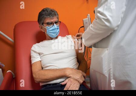 Première vaccination contre le covid à la clinique de la Toussaint à Strasbourg. Les patients et les travailleurs de la santé reçoivent le vaccin Comirnaty de Pfizer Biontech. Ces injections sont faites dans un département de cette clinique du Groupe hospitalier Saint-Vincent, un établissement privé d'intérêt collectif et désigné comme site pilote par l'Agence régionale de santé (ARS) Grand est (Agence régionale de santé). 5 janvier 2021, à Strasbourg Nord-est de la France.photo de Nicolas Roses/ABACAPRESS.COM Banque D'Images