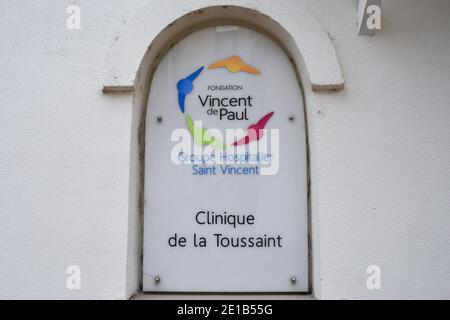Première vaccination contre le covid à la clinique de la Toussaint à Strasbourg. Les patients et les travailleurs de la santé reçoivent le vaccin Comirnaty de Pfizer Biontech. Ces injections sont faites dans un département de cette clinique du Groupe hospitalier Saint-Vincent, un établissement privé d'intérêt collectif et désigné comme site pilote par l'Agence régionale de santé (ARS) Grand est (Agence régionale de santé). 5 janvier 2021, à Strasbourg Nord-est de la France.photo de Nicolas Roses/ABACAPRESS.COM Banque D'Images