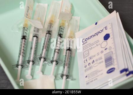 Première vaccination contre le covid à la clinique de la Toussaint à Strasbourg. Les patients et les travailleurs de la santé reçoivent le vaccin Comirnaty de Pfizer Biontech. Ces injections sont faites dans un département de cette clinique du Groupe hospitalier Saint-Vincent, un établissement privé d'intérêt collectif et désigné comme site pilote par l'Agence régionale de santé (ARS) Grand est (Agence régionale de santé). 5 janvier 2021, à Strasbourg Nord-est de la France.photo de Nicolas Roses/ABACAPRESS.COM Banque D'Images