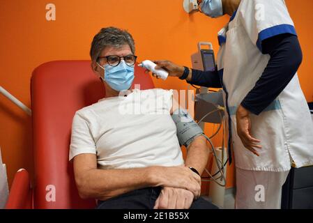 Première vaccination contre le covid à la clinique de la Toussaint à Strasbourg. Les patients et les travailleurs de la santé reçoivent le vaccin Comirnaty de Pfizer Biontech. Ces injections sont faites dans un département de cette clinique du Groupe hospitalier Saint-Vincent, un établissement privé d'intérêt collectif et désigné comme site pilote par l'Agence régionale de santé (ARS) Grand est (Agence régionale de santé). 5 janvier 2021, à Strasbourg Nord-est de la France.photo de Nicolas Roses/ABACAPRESS.COM Banque D'Images