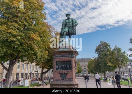 STUTTGART, ALLEMAGNE - 17 NOVEMBRE 2020 : statues de personnes et d'animaux sur la place du château à Stuttgart, Allemagne Banque D'Images