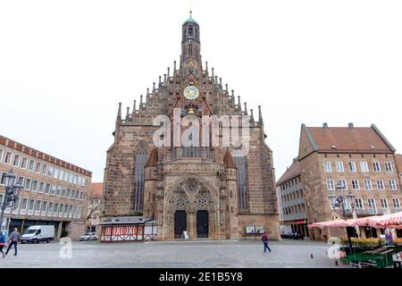 NUREMBERG, ALLEMAGNE - 10 NOVEMBRE 2020 : l'église Saint-Laurent est l'une des plus connue d'Allemagne. L'église gothique à tour double a été construite au 14ème cen Banque D'Images