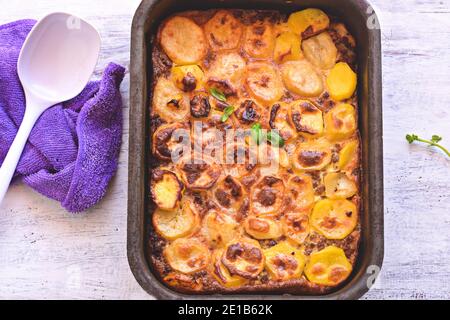 délicieux moussaka recette authentique - couches de bœuf émincé aux aubergines Viande tomate sauce Bechamel et fromage cuits au four gratin sur un sanglier en bois Banque D'Images