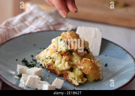 Italien gnocchi de pommes de terre, boulettes de pommes de terre avec une sauce au fromage, jambon et basilic sur une plaque Banque D'Images