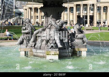 STUTTGART, ALLEMAGNE - 17 NOVEMBRE 2020 : Schlossplatz est la plus grande place du centre-ville de Stuttgart et abrite le nouveau château Banque D'Images