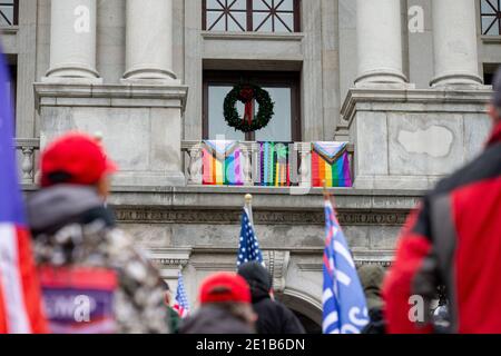 Les drapeaux sont suspendus depuis le balcon à l'extérieur du bureau du lieutenant-gouverneur de Pennsylvanie John Fetterman alors que les manifestants pro-Trump se rassemblent en dessous. Les partisans du président Donald Trump ont exhorté les législateurs à décertifier les élections lors du rassemblement « Hear US roar » au Capitole de l'État de Pennsylvanie. Banque D'Images