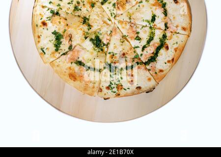 Demi-pizza avec fromage à la crème, saumon et mozzarella sur panneau de bois isolé sur blanc, vue de dessus. Banque D'Images
