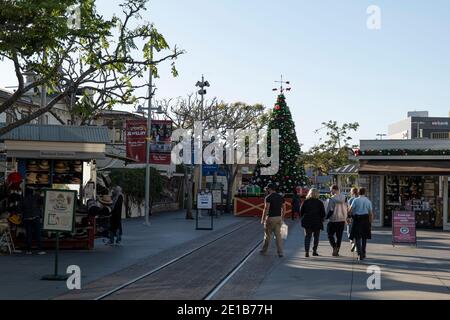 Los Angeles, CA USA - 3 décembre 2020 : l'arbre de Noël au marché agricole d'origine et au Grove avec peu de clients en raison des restrictions de Covid-19 Banque D'Images