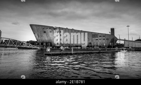 Noir et blanc photo du Musée maritime Nemo in Le port de la ville d'Amsterdam aux pays-Bas Banque D'Images