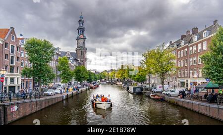 Tour Westertoren vue de l'intersection de la Léliegracht et Canaux Prinsengracht dans le quartier Jordaan Banque D'Images