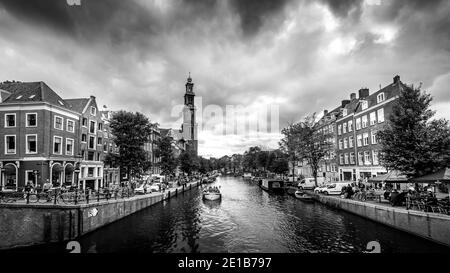 Noir et blanc photo de la tour Westertoren vue de L'intersection des canaux Leliegracht et Prinsengracht dans le Quartier Jordaan Banque D'Images