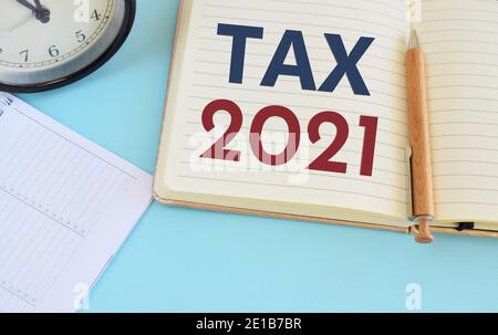 Texte d'écriture taxe 2021.Tax Time 2021 concept, vue de dessus fond bleu clair. Banque D'Images