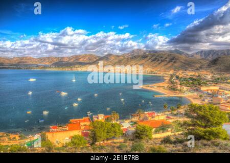 La Azohia Murcia Espagne vue sur la côte avec des bateaux près de la Isla Plana et entre Puerto de Mazarron et Cartagena Banque D'Images