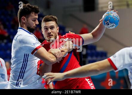 Zrenjanin, Serbie. 5 janvier 2021. Milos Orbovic (R) de Serbie rivalise avec Nedim Remili de France lors du match de handball masculin EHF Euro 2022 entre la Serbie et la France à Zrenjanin, Serbie, le 5 janvier 2021. La Serbie a gagné 27-24. Crédit: Predrag Milosavljevic/Xinhua/Alay Live News Banque D'Images