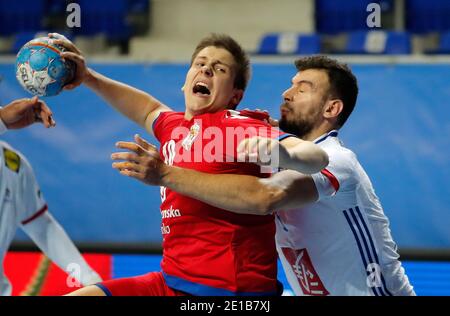 Zrenjanin, Serbie. 5 janvier 2021. Jovica Nikolic (L) de Serbie rivalise avec Nedim Remili de France lors du match de handball masculin EHF Euro 2022 entre la Serbie et la France à Zrenjanin, Serbie, le 5 janvier 2021. La Serbie a gagné 27-24. Crédit: Predrag Milosavljevic/Xinhua/Alay Live News Banque D'Images