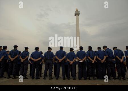 Jakarta, Indonésie. 26 février 2011. Les membres de la Brigade des pompiers de Jakarta participent à la répétition de la cérémonie pour préparer la commémoration de l'anniversaire de l'organisation qui se tiendra le 1er mars. Monument national, Jakarta, Indonésie. Banque D'Images