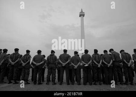 Jakarta, Indonésie. 26 février 2011. Les membres de la Brigade des pompiers de Jakarta participent à la répétition de la cérémonie pour préparer la commémoration de l'anniversaire de l'organisation qui se tiendra le 1er mars. Monument national, Jakarta, Indonésie. Banque D'Images