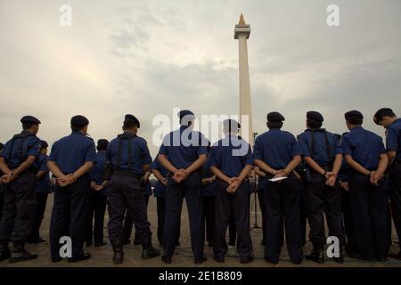 Jakarta, Indonésie. 26 février 2011. Les membres de la Brigade des pompiers de Jakarta participent à la répétition de la cérémonie pour préparer la commémoration de l'anniversaire de l'organisation qui se tiendra le 1er mars. Monument national, Jakarta, Indonésie. Banque D'Images