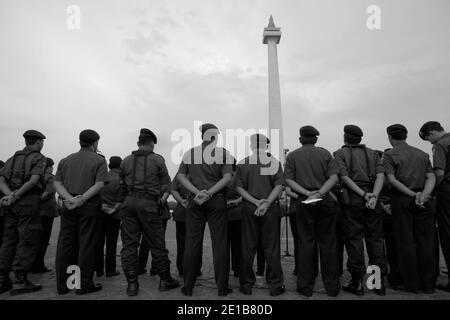 Jakarta, Indonésie. 26 février 2011. Les membres de la Brigade des pompiers de Jakarta participent à la répétition de la cérémonie pour préparer la commémoration de l'anniversaire de l'organisation qui se tiendra le 1er mars. Monument national, Jakarta, Indonésie. Banque D'Images