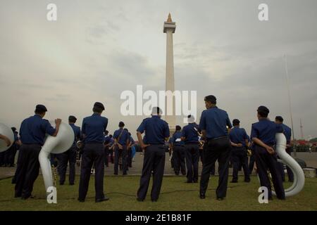 Jakarta, Indonésie. 26 février 2011. Des membres du corps musical de la brigade des pompiers de Jakarta participent à la répétition de la cérémonie en vue de la commémoration de l'anniversaire de l'organisation, qui se tiendra le 1er mars. Monument national, Jakarta, Indonésie. Banque D'Images