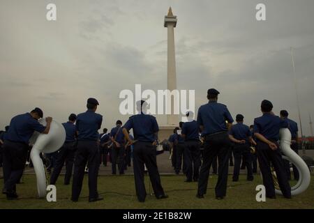 Jakarta, Indonésie. 26 février 2011. Des membres du corps musical de la brigade des pompiers de Jakarta participent à la répétition de la cérémonie en vue de la commémoration de l'anniversaire de l'organisation, qui se tiendra le 1er mars. Monument national, Jakarta, Indonésie. Banque D'Images