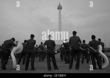 Jakarta, Indonésie. 26 février 2011. Des membres du corps musical de la brigade des pompiers de Jakarta participent à la répétition de la cérémonie en vue de la commémoration de l'anniversaire de l'organisation, qui se tiendra le 1er mars. Monument national, Jakarta, Indonésie. Banque D'Images