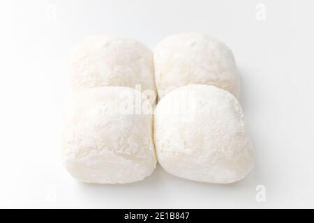 Gâteau de riz gluant sur fond blanc Banque D'Images