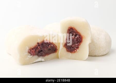 Gâteau de riz gluant sur fond blanc Banque D'Images