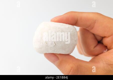 Gâteau de riz gluant sur fond blanc Banque D'Images