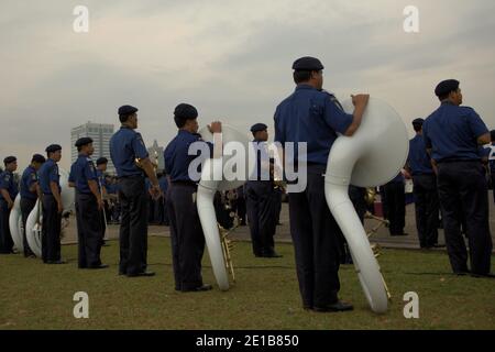 Jakarta, Indonésie. 26 février 2011. Des membres du corps musical de la brigade des pompiers de Jakarta participent à la répétition de la cérémonie en vue de la commémoration de l'anniversaire de l'organisation, qui se tiendra le 1er mars. Monument national, Jakarta, Indonésie. Banque D'Images