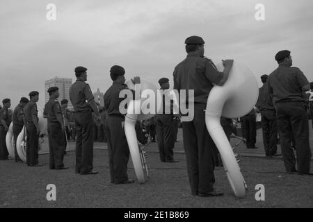 Jakarta, Indonésie. 26 février 2011. Des membres du corps musical de la brigade des pompiers de Jakarta participent à la répétition de la cérémonie en vue de la commémoration de l'anniversaire de l'organisation, qui se tiendra le 1er mars. Monument national, Jakarta, Indonésie. Banque D'Images