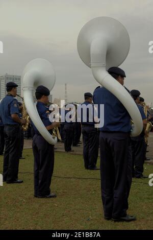 Jakarta, Indonésie. 26 février 2011. Des membres du corps musical de la brigade des pompiers de Jakarta participent à la répétition de la cérémonie en vue de la commémoration de l'anniversaire de l'organisation, qui se tiendra le 1er mars. Monument national, Jakarta, Indonésie. Banque D'Images