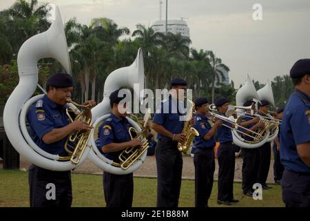 Jakarta, Indonésie. 26 février 2011. Des membres du corps musical de la brigade des pompiers de Jakarta participent à la répétition de la cérémonie en vue de la commémoration de l'anniversaire de l'organisation, qui se tiendra le 1er mars. Monument national, Jakarta, Indonésie. Banque D'Images