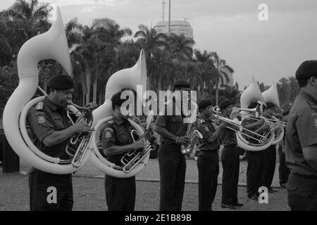 Jakarta, Indonésie. 26 février 2011. Des membres du corps musical de la brigade des pompiers de Jakarta participent à la répétition de la cérémonie en vue de la commémoration de l'anniversaire de l'organisation, qui se tiendra le 1er mars. Monument national, Jakarta, Indonésie. Banque D'Images