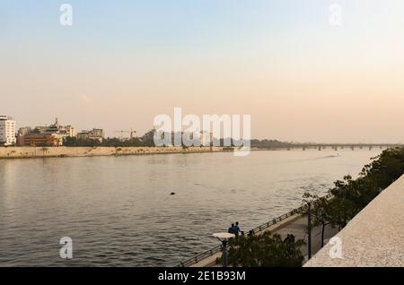 Une soirée au bord de la rivière Sabarmati-Ahmedabad/Inde Banque D'Images