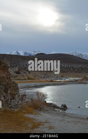 Magnifique Mono Lake Tufa State Natural Reserve dans l'est de la Californie un jour froid de décembre, tufa pinnacles au crépuscule Banque D'Images