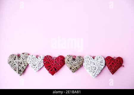 Coeurs de Saint-Valentin sur fond rose avec espace de copie. Symboles d'amour en forme de coeur pour la Saint-Valentin heureuse, la Fête des femmes, la Fête des mères, l'anniversaire. Cadeau c Banque D'Images