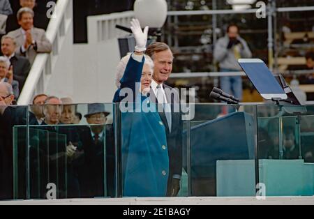 Washington DC, États-Unis, janvier 20, 1989 récemment assermenté en tant que 41e président des États-Unis George H. W. Bush et la première dame Barbara Bush se sont emparés de derrière le verre pare-balles du podium pour assister à la foule rassemblée sur le front ouest du Capitole des États-Unis pour assister à l'événement inaugural. Banque D'Images