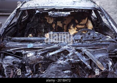 Gros plan d'une voiture brûlée, vue avant avec sièges. Voiture après l'incendie. Voiture Arson. Accident sur la route dû à la vitesse. Explosion. Banque D'Images