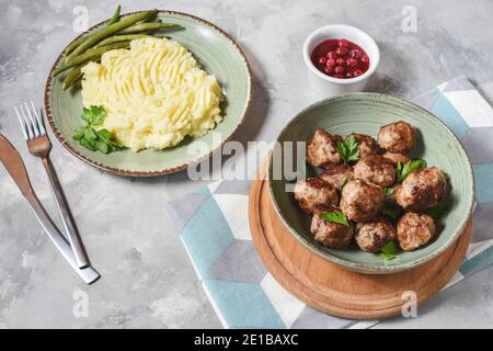 Boulettes de viande suédoises avec purée de pommes de terre et haricots verts Banque D'Images