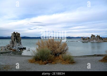 Magnifique Mono Lake Tufa State Natural Reserve dans l'est de la Californie un jour froid de décembre, tufa pinnacles au crépuscule Banque D'Images