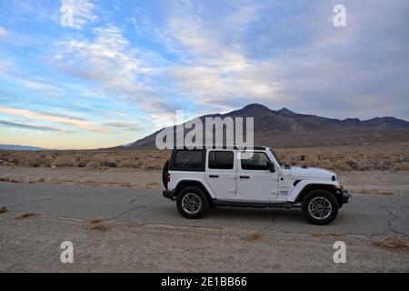 Death Valley, Californie, États-Unis - 22 décembre 2019 - Jeep blanc Wrangler Sahara sur la route Big Pine Banque D'Images