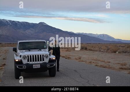 Death Valley, Californie, États-Unis - 22 décembre 2019 - Jeep blanc Wrangler Sahara sur la route Big Pine Banque D'Images