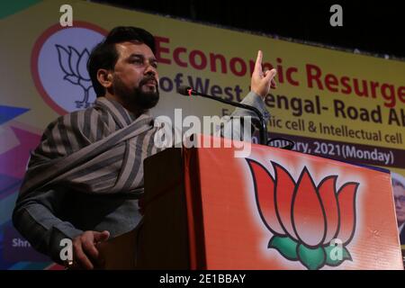 Kolkata, Inde. 04e janvier 2021. Anurag Thakur, ministre d'État aux Finances de l'Union, participe au séminaire sur la résurgence économique du Bengale occidental - Road Ahead organisé par BJP Economic Cell and Intellectual Cell à Kolkata. En réponse à la remarque « extérieure » du ministre en chef Mamata Banerjee, le ministre de l'Union, Anurag Thakur, a déclaré que ceux qui sont au pouvoir au Bengale occidental parlent de l'isolement de l'État et que le parti Bharatiya Janata (BJP) ne permettra pas que cela se produise. (Photo de Dipa Chakraborty/Pacific Press) crédit: Pacific Press Media production Corp./Alay Live News Banque D'Images