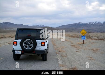 Death Valley, Californie, États-Unis - 22 décembre 2019 - Jeep blanc Wrangler Sahara sur la route Big Pine Banque D'Images