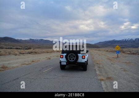 Death Valley, Californie, États-Unis - 22 décembre 2019 - Jeep blanc Wrangler Sahara sur la route Big Pine Banque D'Images